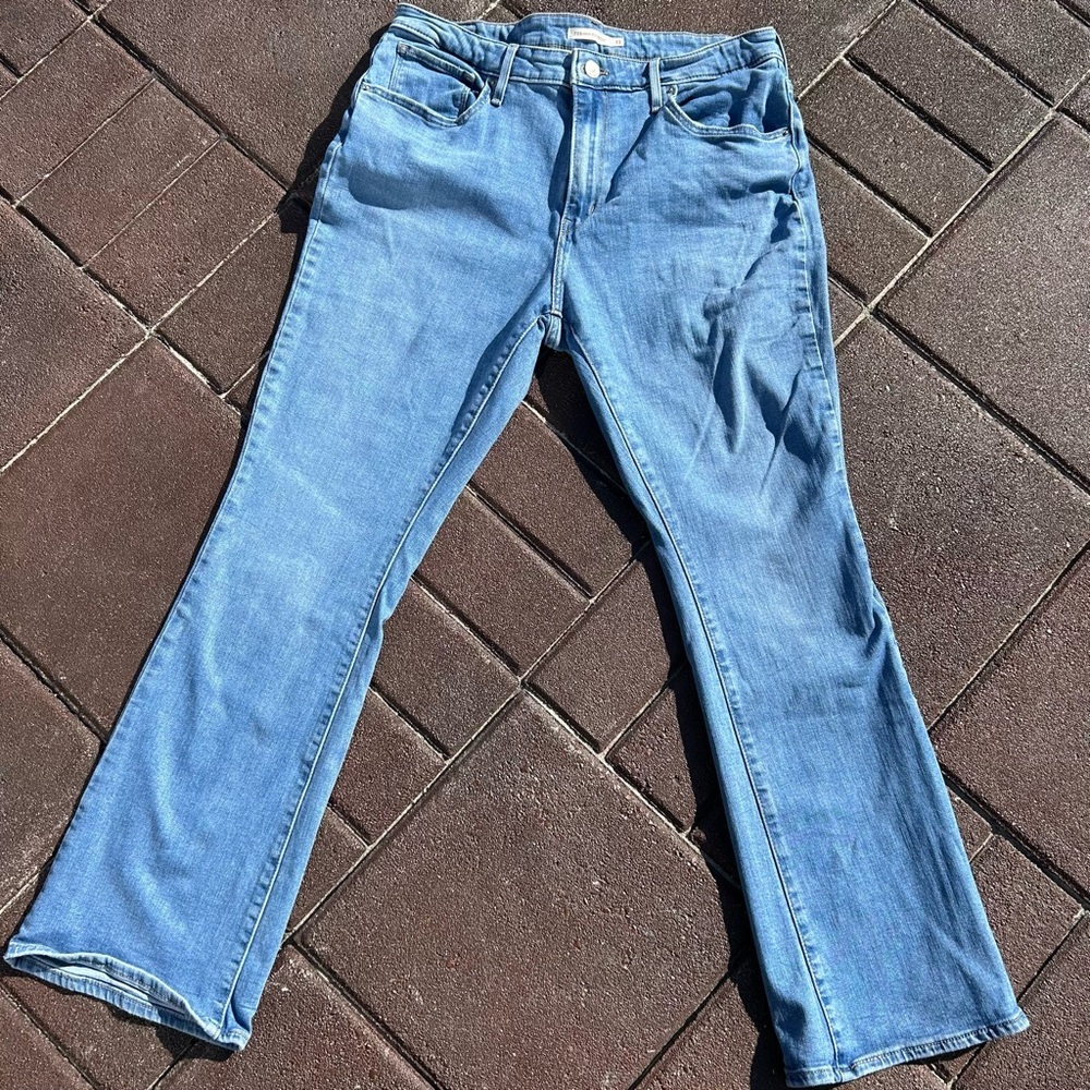 Levi's High Rise Boot Cut Jeans with Signature Patch - Picture 3 of 9